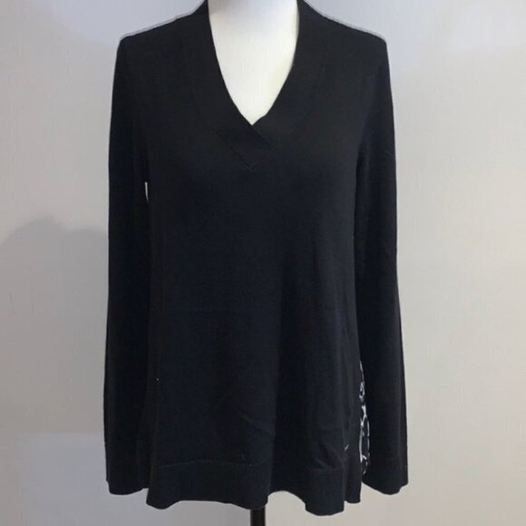 Tommy Hilfiger black/white floral chiffon V-neck sweater size Small - Picture 2 of 13